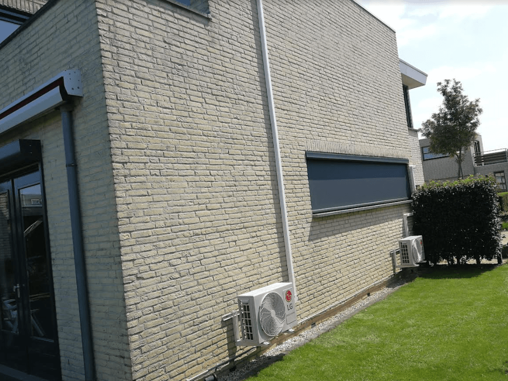 Twee LG airco-buitenunits geplaatst aan de gevel van een moderne woning